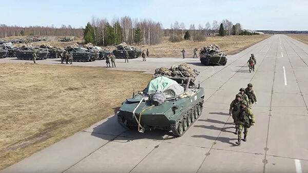 Танкисты в Крыму отработали стрельбу по вертолетам